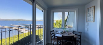 Cozy Cottage on Lake Champlain with Incredible Views and Outdoor Space!