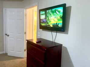 Interior - King suite 3BDRM 2Bath 5 beds 15 mins from downtown Atl & Mercedes-Benz Stadium (Atlanta)