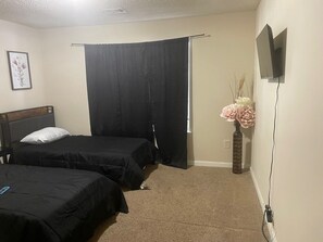 3 habitaciones, tabla de planchar con plancha, wifi y ropa de cama 