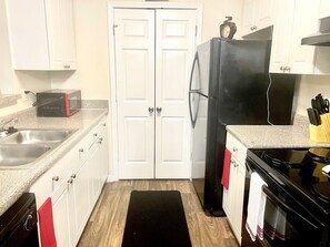 Microwave, oven, stovetop, dishwasher - King suite 3BDRM 2Bath 5 beds 15 mins from downtown Atl & Mercedes-Benz Stadium (Atlanta)