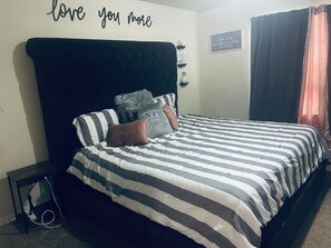 3 bedrooms, iron/ironing board, WiFi, bed sheets - King suite 3BDRM 2Bath 5 beds 15 mins from downtown Atl & Mercedes-Benz Stadium (Atlanta)