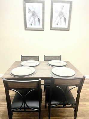 Dining - King suite 3BDRM 2Bath 5 beds 15 mins from downtown Atl & Mercedes-Benz Stadium (Atlanta)