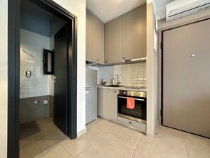 Fridge, microwave, oven, coffee/tea maker