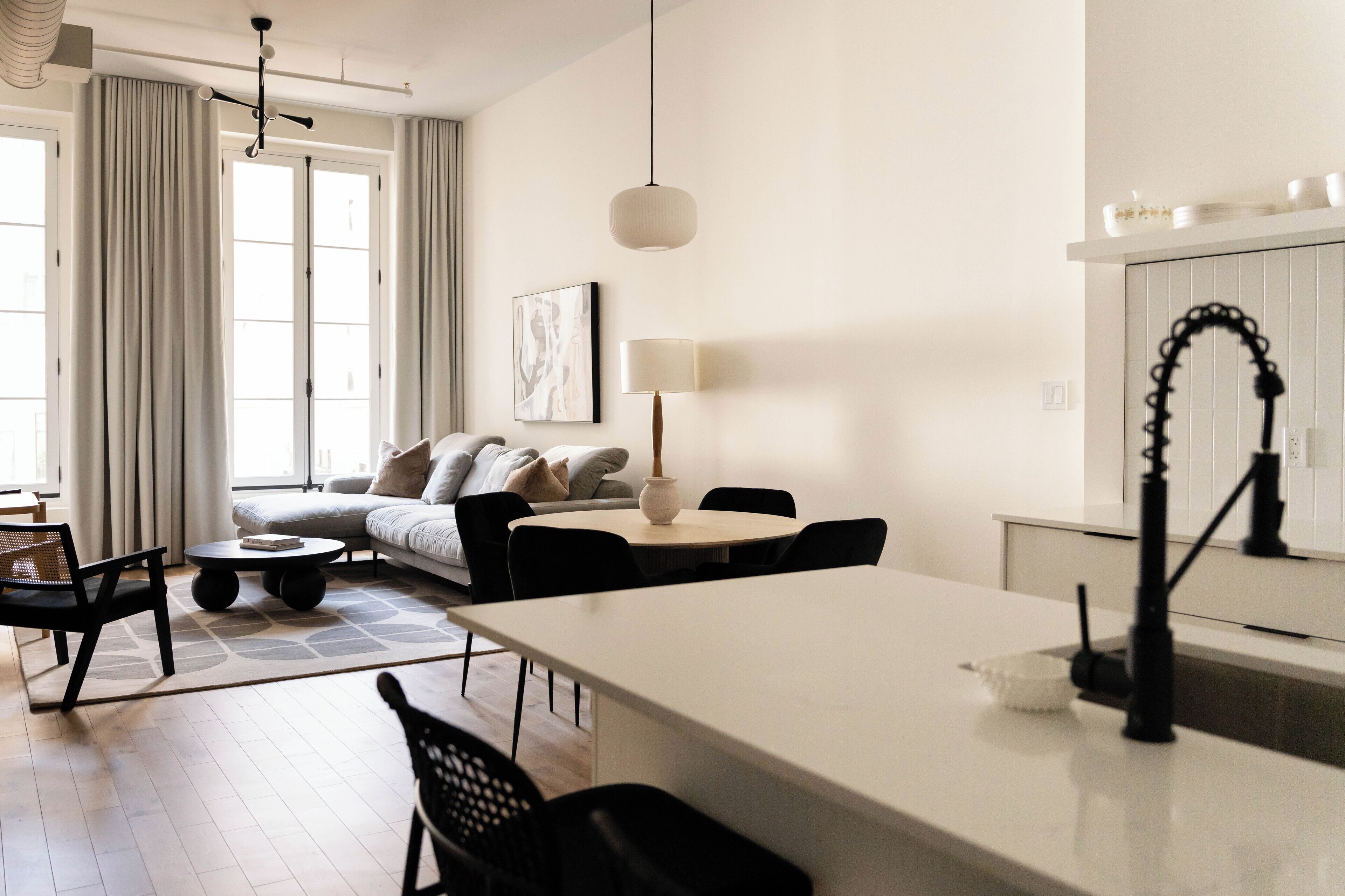 Una sala moderna con sofá, mesa de centro y comedor.