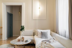 Lägenhet Deluxe - utsikt mot trädgården | Vardagsrum | Platt-tv