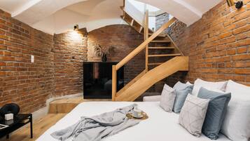 Deluxe Apartment, Garden View | Living room
