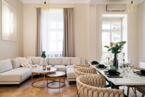 Lägenhet Deluxe - utsikt mot trädgården | Vardagsrum | Platt-tv