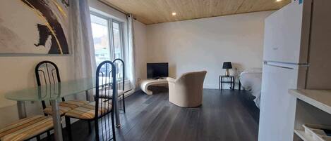 1 dormitorio, tabla de planchar con plancha, wifi y ropa de cama