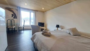 1 多间卧室、熨斗/熨衣板、WiFi、床单