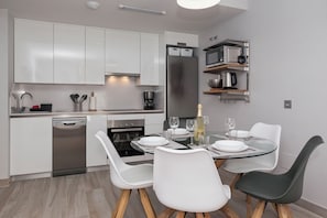 Appartement | Coin séjour | Télévision à écran plat de 50 pouces avec chaînes par câble, télévision