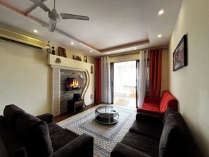 43-inch Smart TV with digital channels, Netflix, heated floors - Sea Breeze Beachfront Apartments (Mombasa)