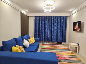 Smart TV - Apt 1 - 2BR Apartment with a pool, high-speed internet, close to the airport  (Nairobi)