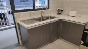 Private kitchen - Apt 1 - 2BR Apartment with a pool, high-speed internet, close to the airport  (Nairobi)