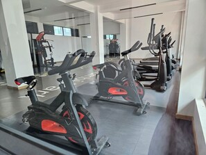 Fitness facility - Apt 1 - 2BR Apartment with a pool, high-speed internet, close to the airport  (Nairobi)