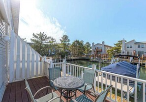 Outdoor dining - Waterfront retreat with a 7 min walk to the beach (Ocean City)