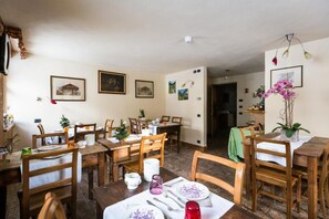Desayuno buffet (EUR 15 por persona)