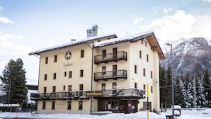 A multi-story building with a restaurant named "Ristorante" on the ground floor. - Hotel Lyshaus di Gressoney Saint Jean (Gressoney-Saint-Jean)
