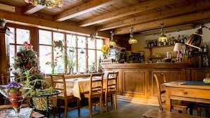 A cozy wooden interior with a dining area, bar, and large windows. - Hotel Lyshaus di Gressoney Saint Jean (Gressoney-Saint-Jean)