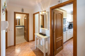 Appartement | Privékeuken | Een koelkast, een magnetron, een oven, een kookplaat