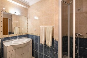 公寓 | 浴室 | 淋浴设施、吹风机、毛巾