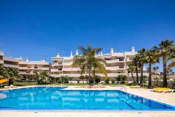 Stylish 2br Apartment With Pool, Parking & Wifi - Albufeira