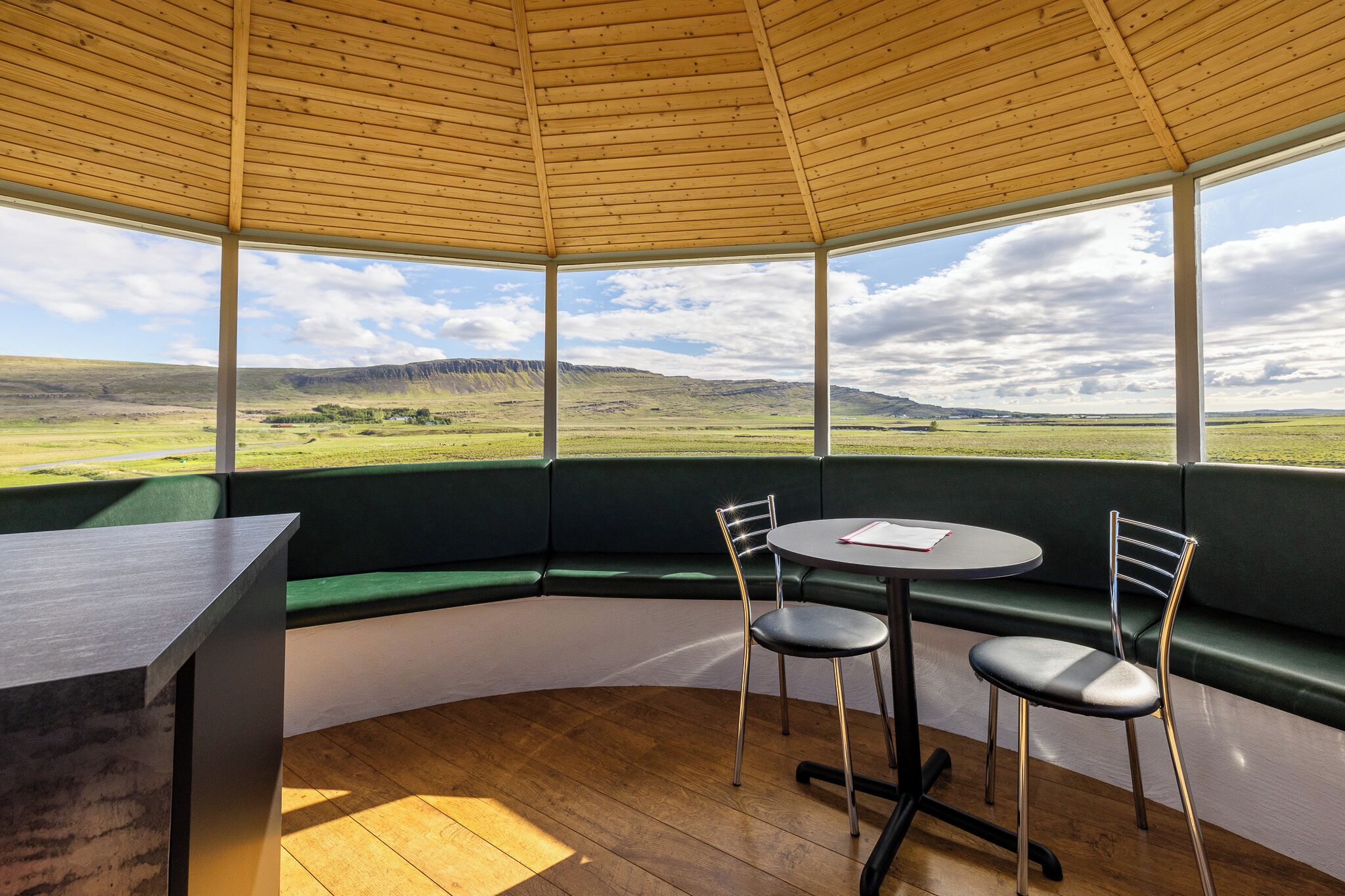 パノラミック スイート マウンテンビュー | リビング エリア | 55 インチのスマートテレビ (デジタル放送視聴可)