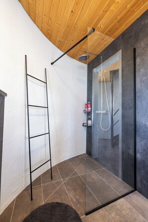 Suite panorámica, vista a la montaña | Baño | Tina, secadora de cabello, toallas, jabón 