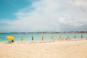 Solstolar och strandhanddukar