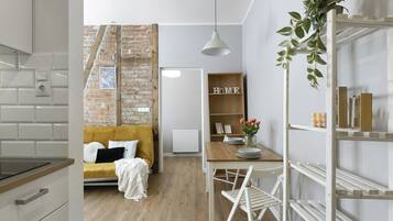 Klassiek appartement, uitzicht op de binnenplaats | 1 slaapkamer, een strijkplank/strijkijzer, gratis wifi