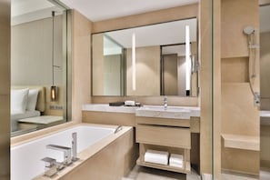 Douche hydromassante, articles de toilette gratuits, sèche-cheveux
