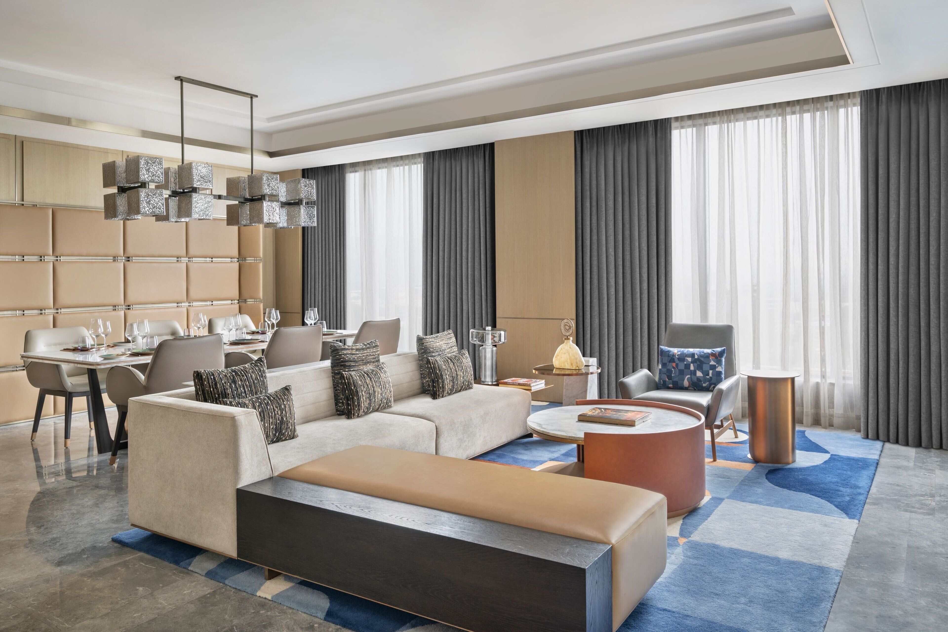 Ropa de cama de alta calidad, edredones de plumas, minibar y caja fuerte