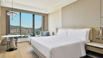 Ylelliset vuodevaatteet, untuvapeitot, minibaari, tallelokero huoneessa