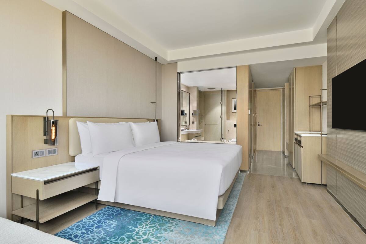 Ropa de cama de alta calidad, edredones de plumas, minibar y caja fuerte