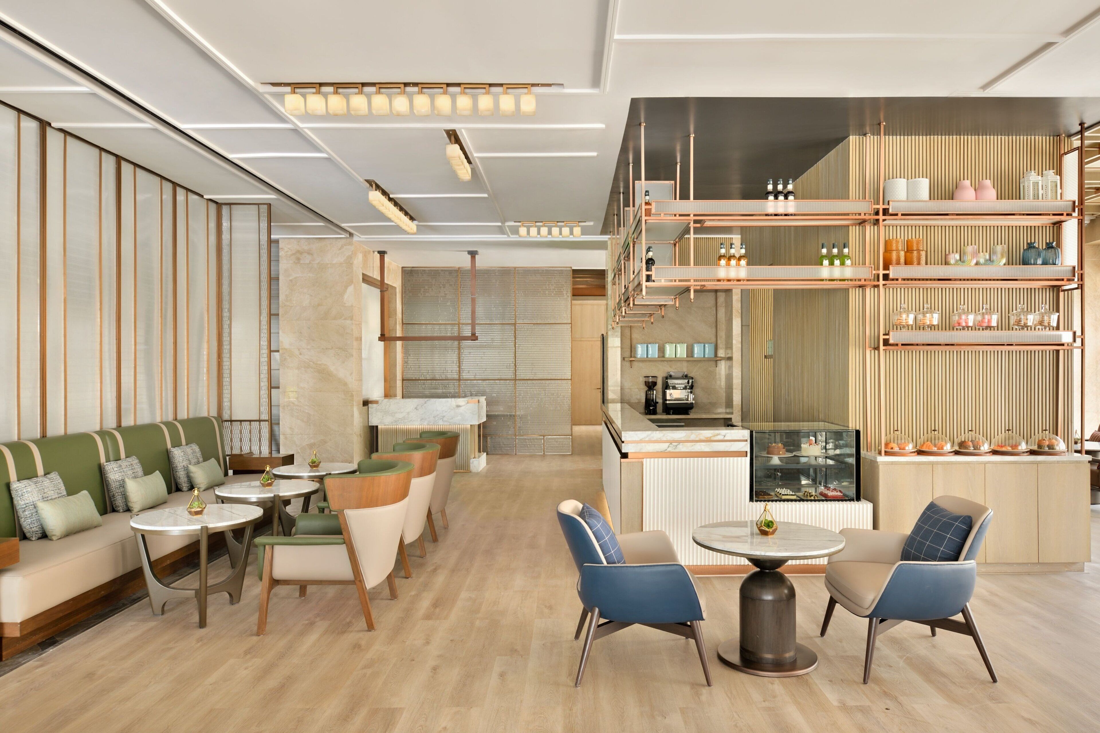 Un intérieur moderne comprenant un coin salon, un comptoir de cuisine et une vitrine.