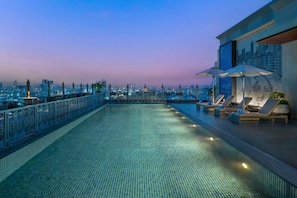 Piscina externa, guarda-sóis, espreguiçadeiras