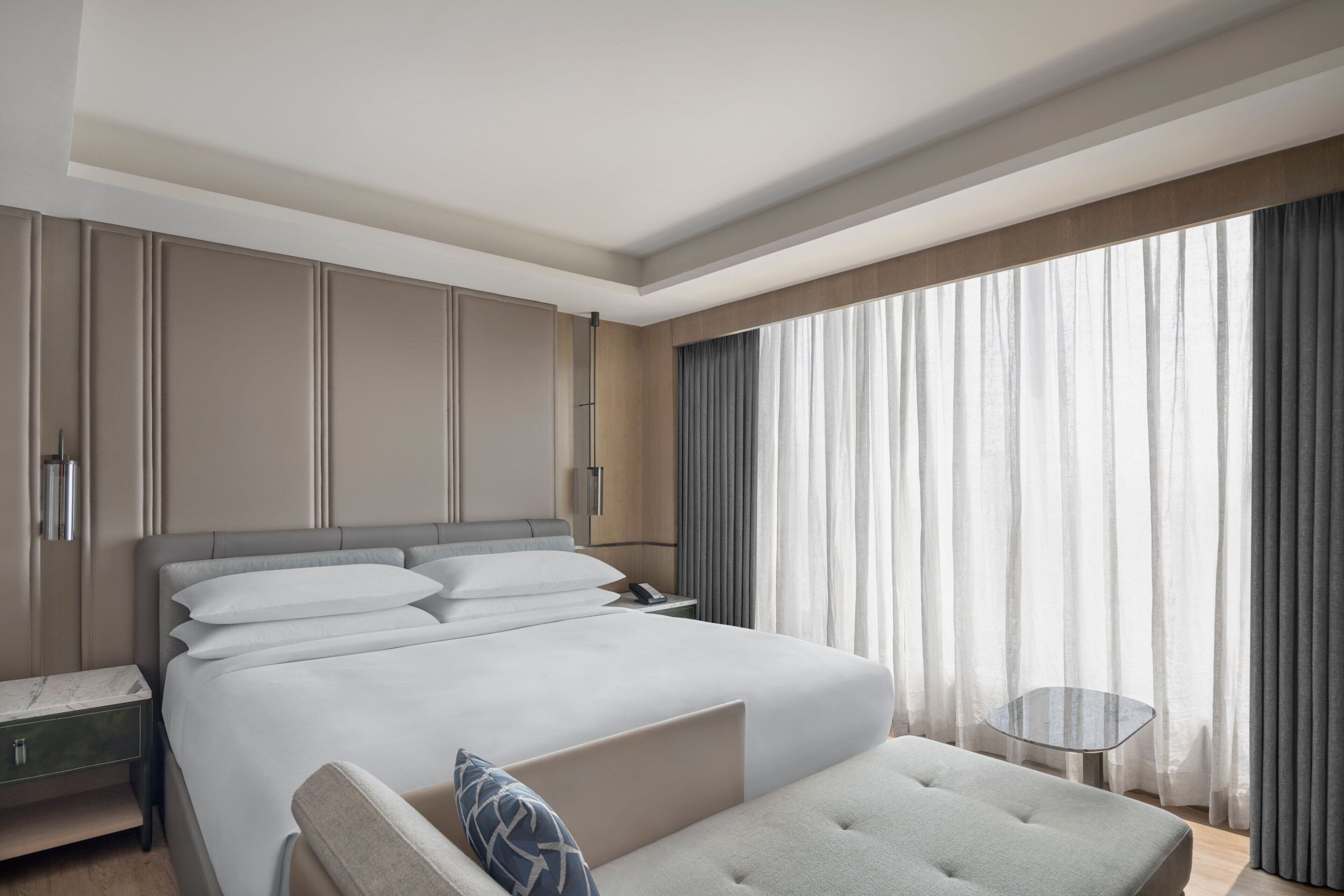 Ropa de cama de alta calidad, edredones de plumas, minibar y caja fuerte