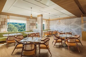 Melayani sarapan, makan malam, dan sarapan siang akhir pekan