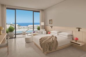 أغطية فراش متميزة وميني بار وخزنة داخل الغرفة ومكتب