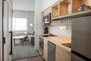 套房, 1 間臥室 | 低過敏寢具、遮光布/窗簾、熨斗/熨衣板、免費無線上網