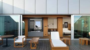 Premium Room, 1 Katil Raja (King), Terrace | Bar mini percuma, langsir/tirai gelap terus, Wi-fi percuma, cadar katil