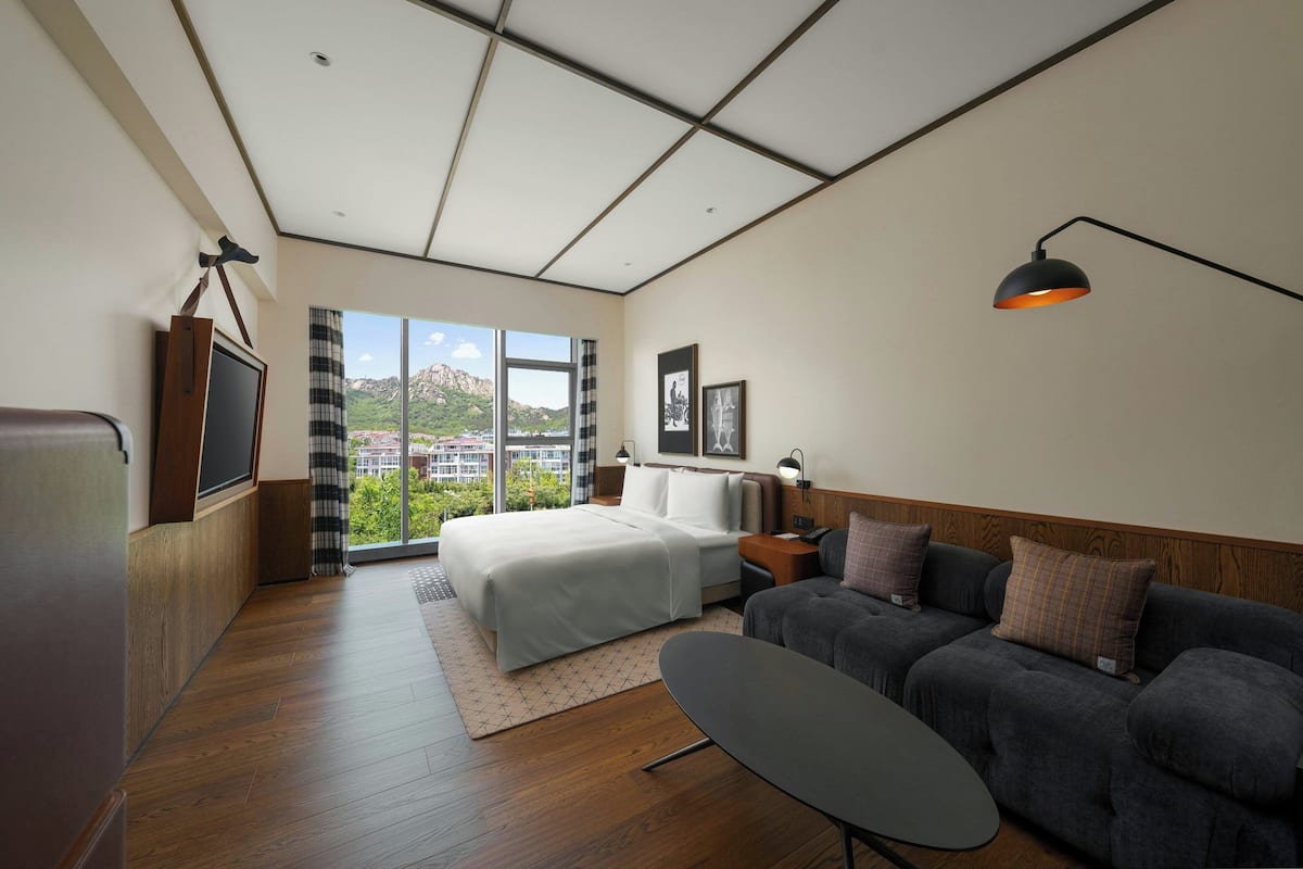 Chambre, 1 très grand lit, vue ville | 1 chambre, articles gratuits dans le mini-bar, rideaux occultants