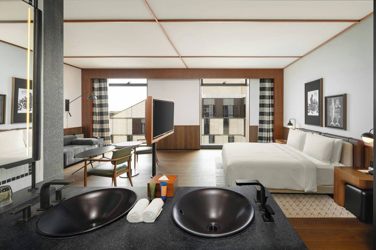 Encore Suite Room | Minibar (free items), blackout drapes, WiFi (free), bed sheets
