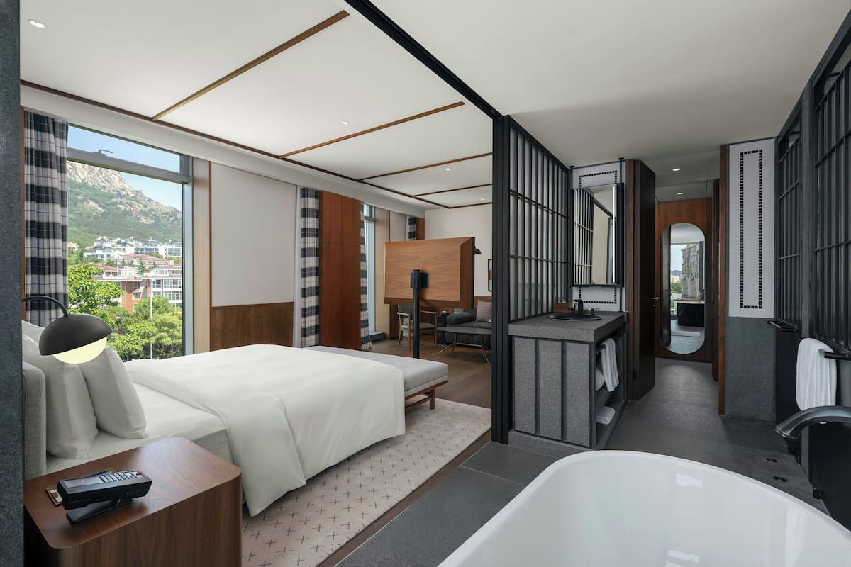 Suite, 1 chambre, vue ville | 1 chambre, articles gratuits dans le mini-bar, rideaux occultants