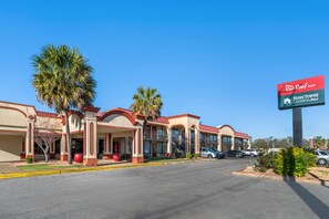 A Red Roof Inn with a clear blue sky. - HomeTowne Studios by Red Roof Montgomery - Midtown (Montgomery)