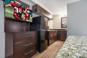 Ropa de cama de alta calidad y espacio para trabajar con laptop 