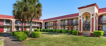 HomeTowne Studios by Red Roof Montgomery - Midtown