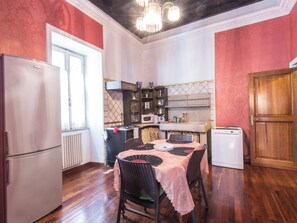Kühlschrank, Geschirrspüler, Kochgeschirr/Geschirr/Besteck