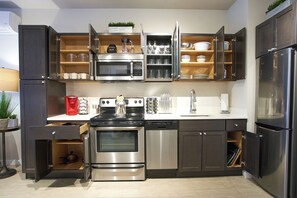 Frigorifero, microonde, forno, piano cottura