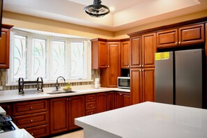 Private kitchen - 2Bdrm, A/C, Wi-Fi, Washer & Dryer - Spacious House (Kingston)