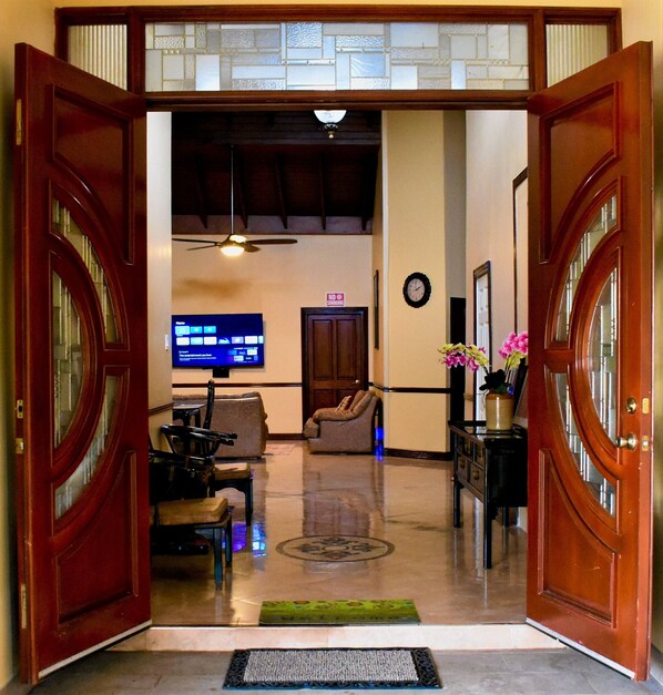 Interior - 2Bdrm, A/C, Wi-Fi, Washer & Dryer - Spacious House (Kingston)